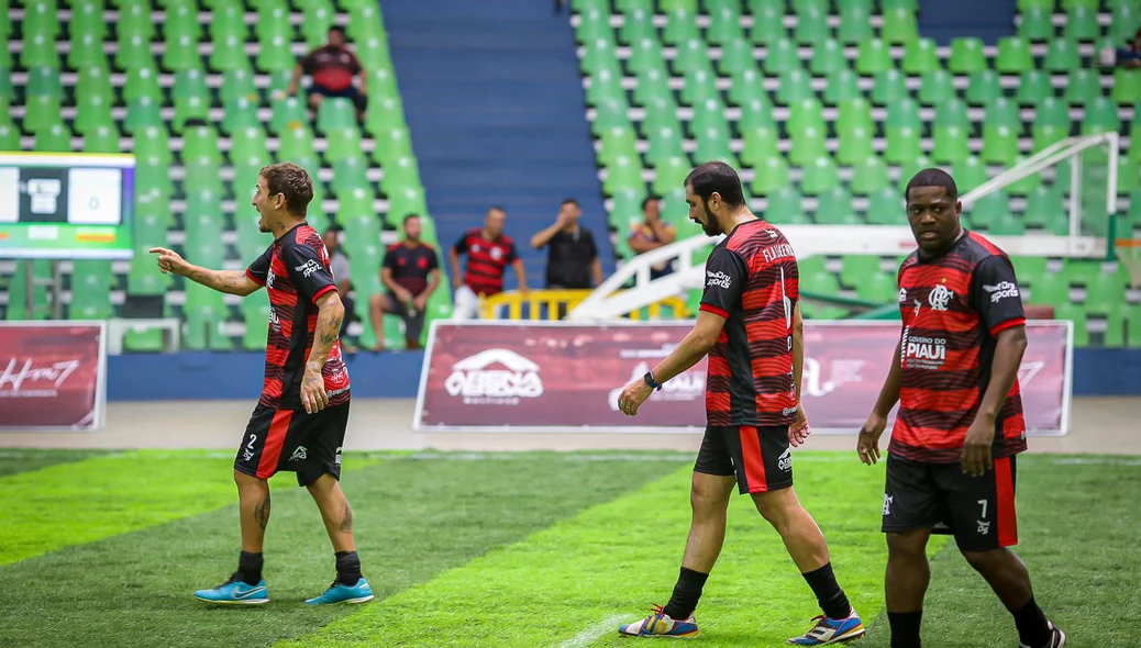 Thiago Coimbra e Athirson comemoram gol das lendas do Flamengo