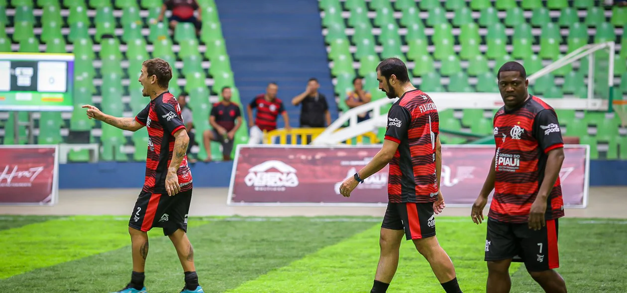 Thiago Coimbra e Athirson comemoram gol das lendas do Flamengo