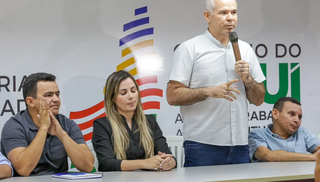 Tiago Vasconcelos discursando na solenidade de assinatura dos termos do Bolsa Atleta