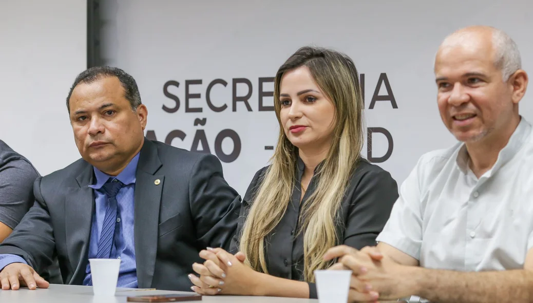 Tiago Vasconcelos, Josiane Campelo e Evaldo Gomes na solenidade de assinatura dos termos do Bolsa Atleta