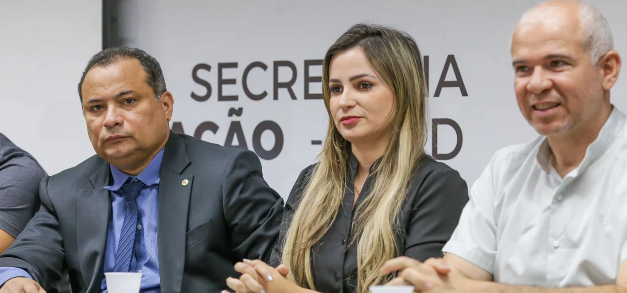 Tiago Vasconcelos, Josiane Campelo e Evaldo Gomes na solenidade de assinatura dos termos do Bolsa Atleta