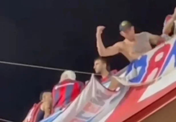 Torcedor é flagrado fazendo gestos racistas