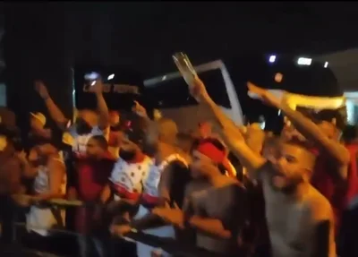 Torcedores do Flamengo protestam contra eliminação precoce do time