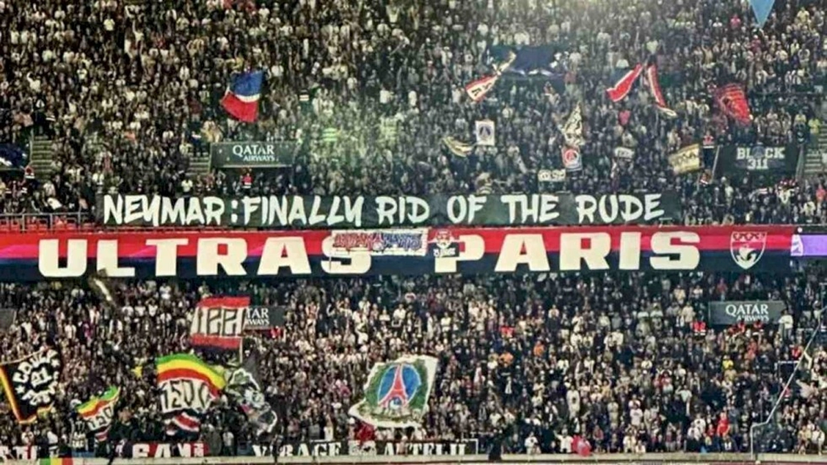 Torcedores do PSG exibem faixa com a seguinte frase: “Neymar: Finalmente nos livramos do malcriado”
