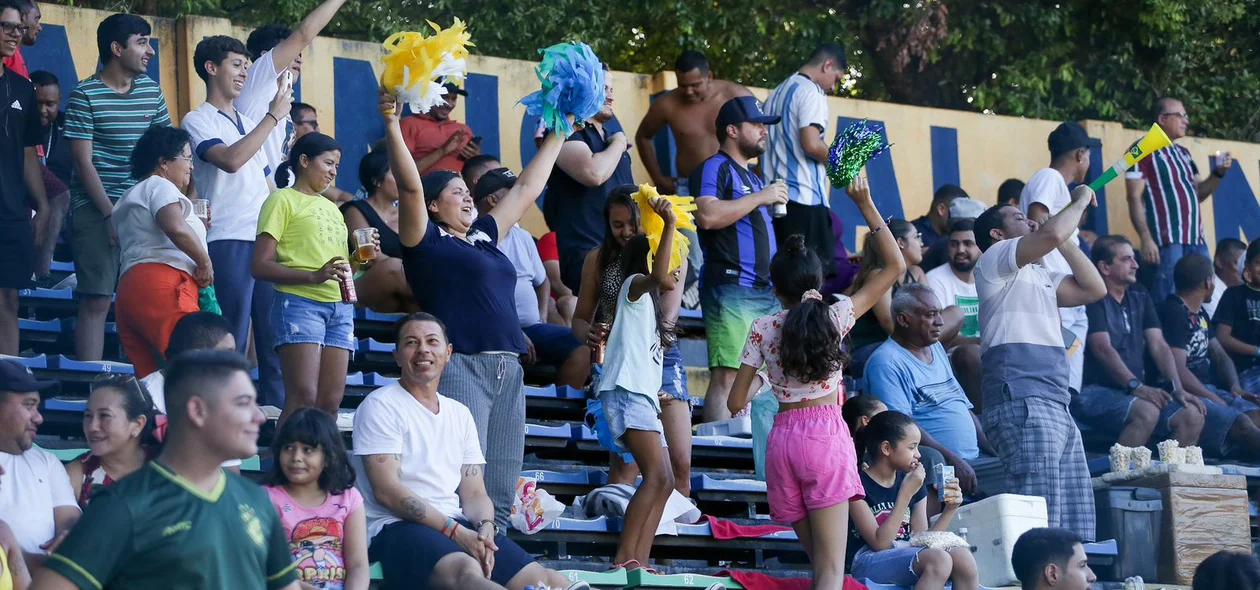 Torcedores fazem a festa no Lindolfo Monteiro