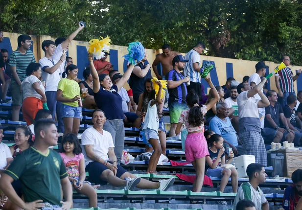Torcedores fazem a festa no Lindolfo Monteiro