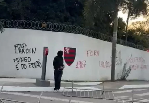 Torcedores fazem pichações no muro do centro de treinamento do Flamengo