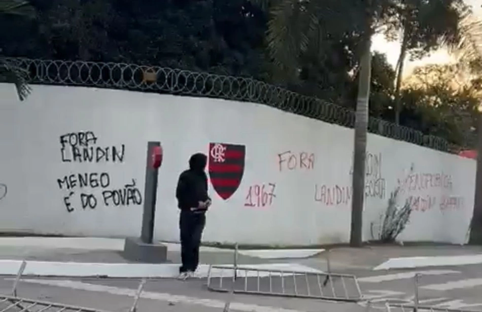 Torcedores fazem pichações no muro do centro de treinamento do Flamengo