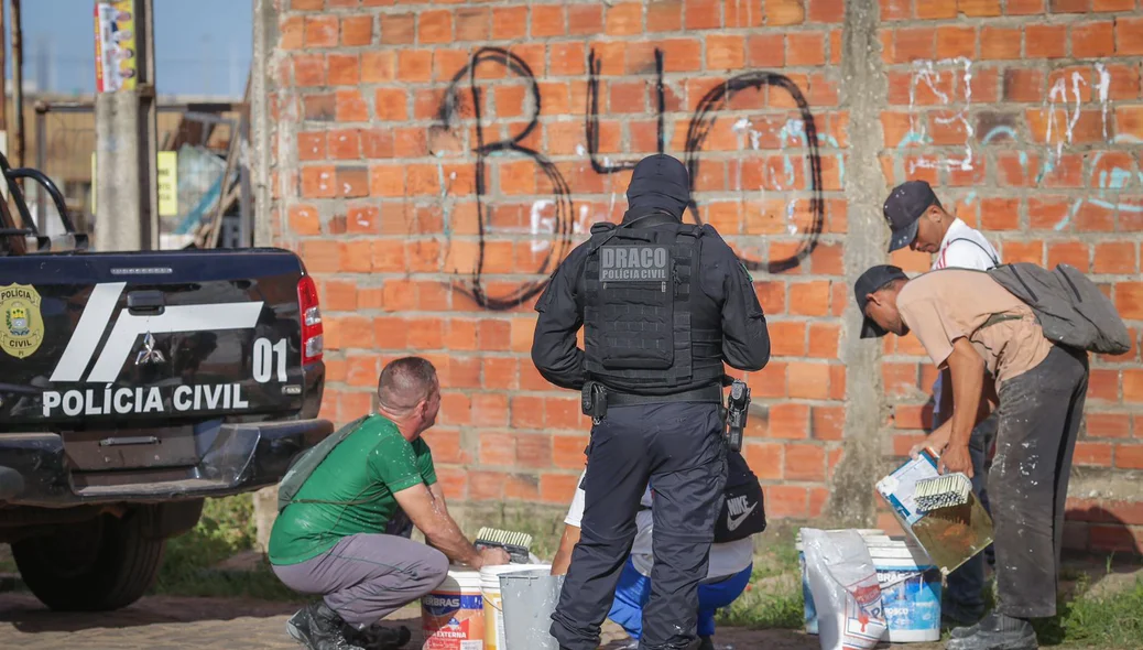 Trabalhadores preparam material para remover pichações