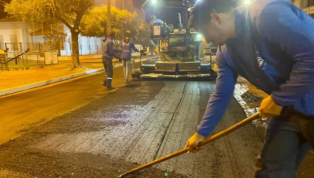 Trabalhadores realizando a obra