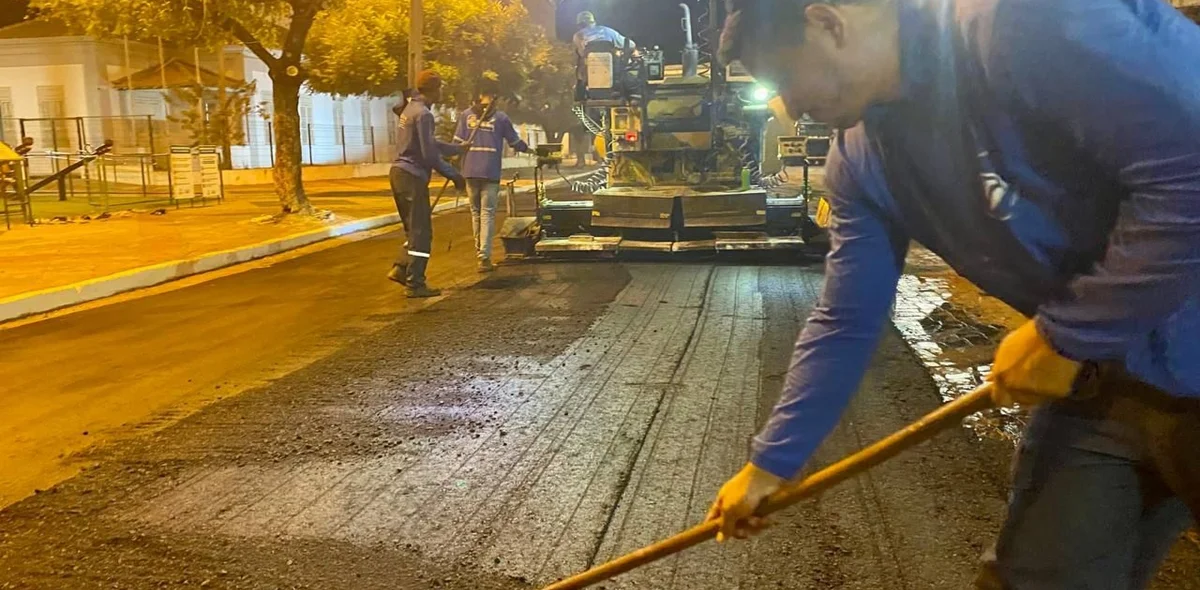 Trabalhadores realizando a obra