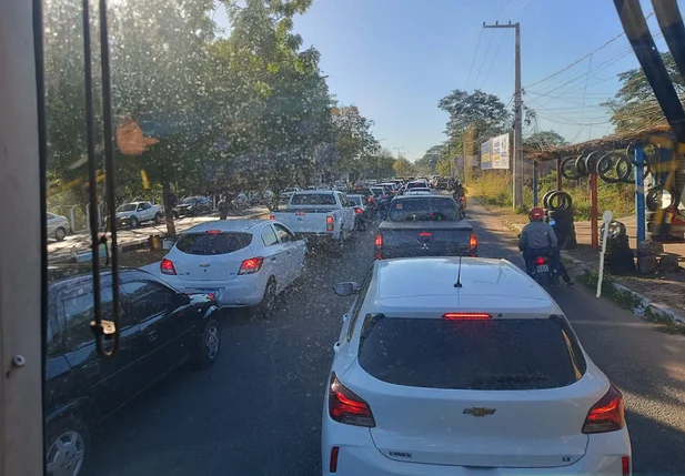Trânsito ficou parada na Avenida Piauí, na cidade de Timon