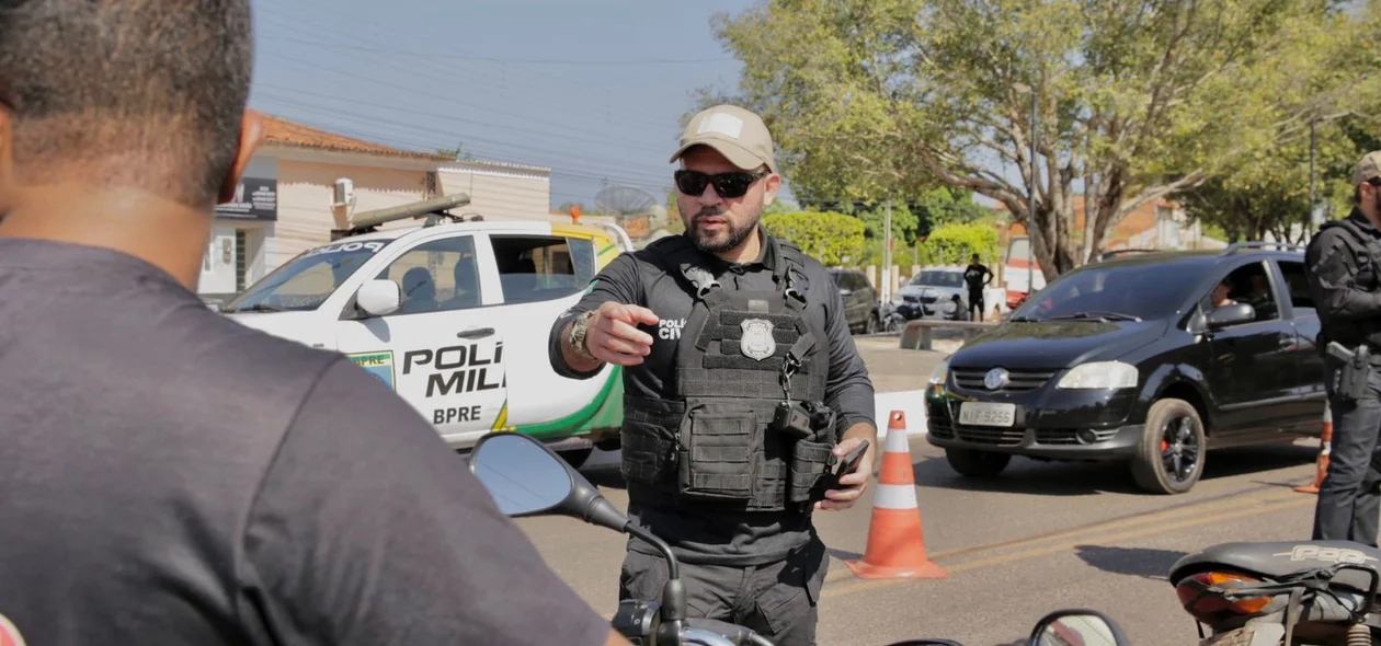 Três pessoas foram presos por conduzirem motocicletas com restrição de roubo ou furto