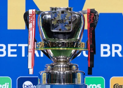Troféu da Copa do Brasil que será disputada entre São Paulo e Flamengo