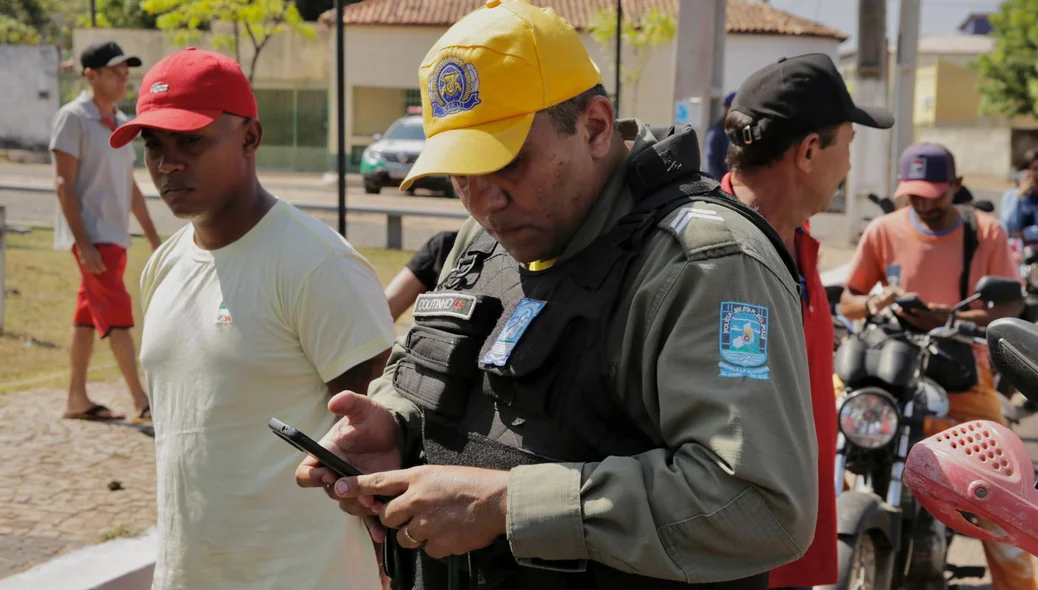 Uma pessoa foi flagrada em posse de celular roubado