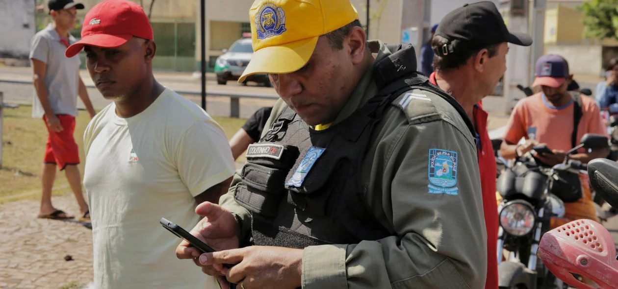 Uma pessoa foi flagrada em posse de celular roubado
