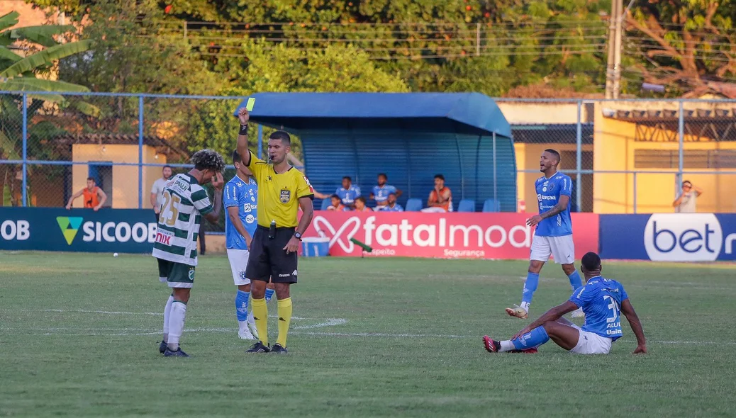 Valderrama leva cartão amarelo por falta no meio de campo