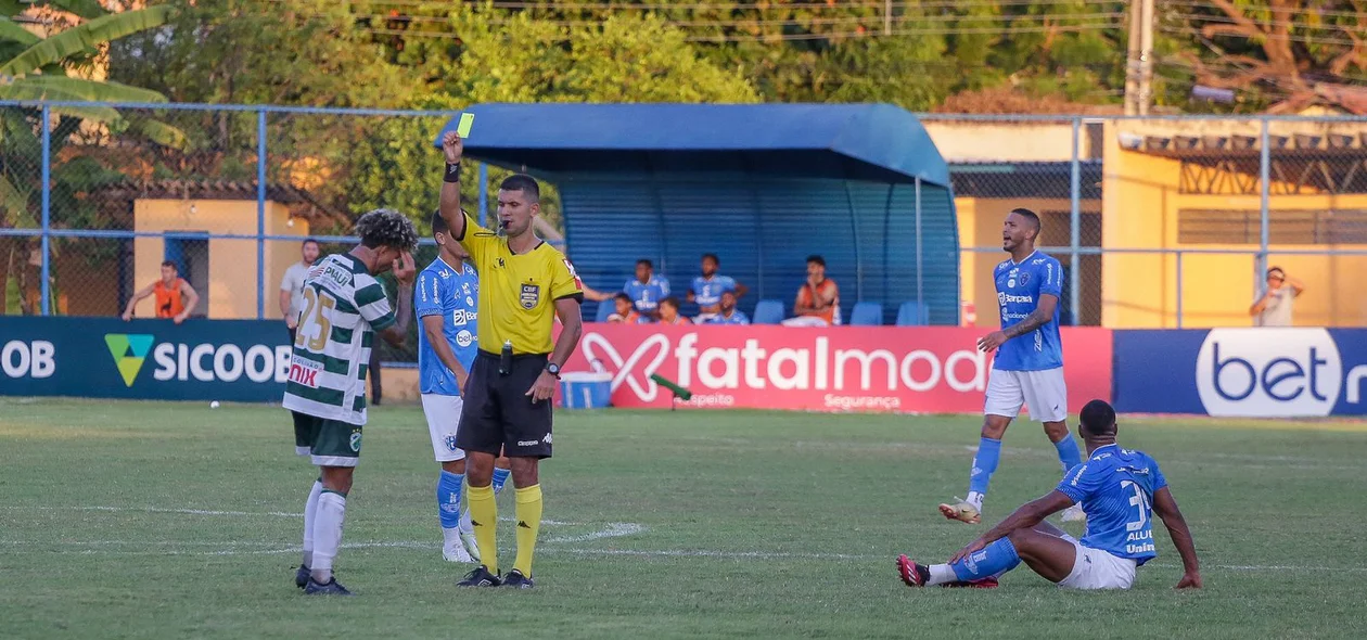 Valderrama leva cartão amarelo por falta no meio de campo