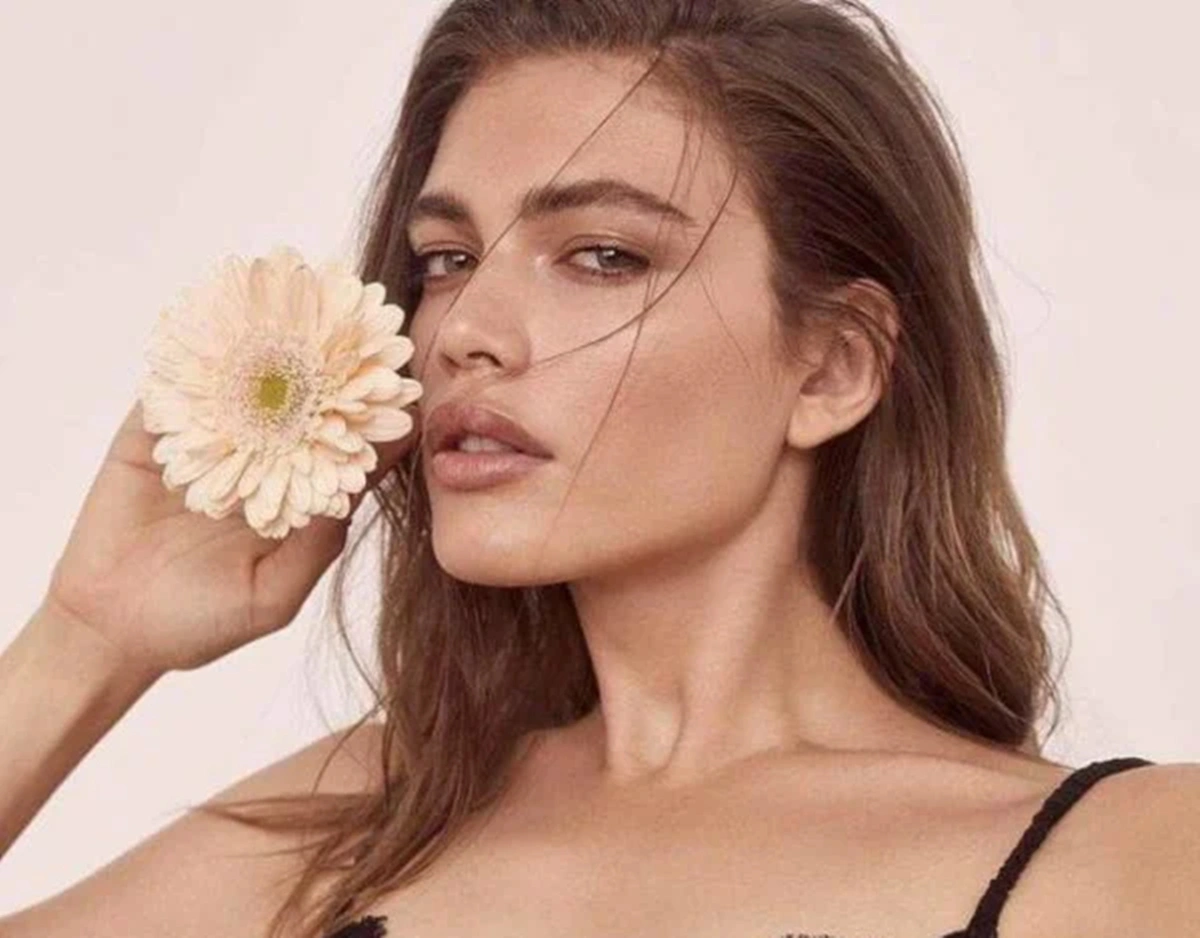 Valentina Sampaio faz parte do VS Collective, time de modelos e personalidades oficiais da marca
