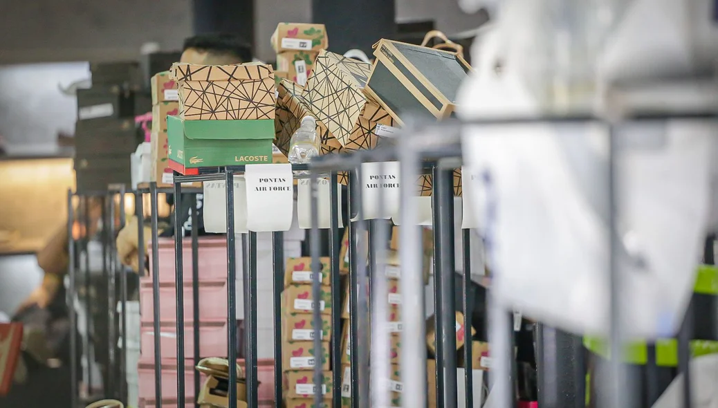 Vários tipos de produtos foram apreendidos na loja