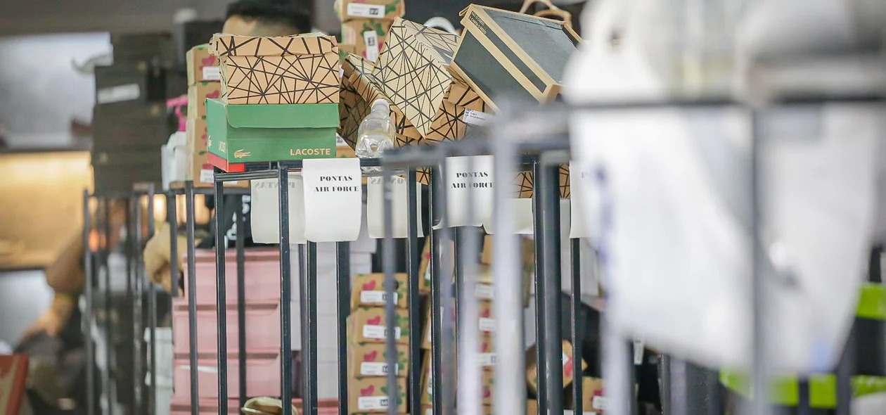 Vários tipos de produtos foram apreendidos na loja