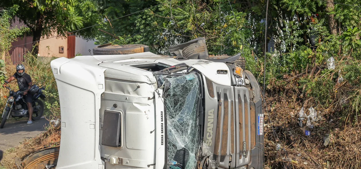 Veículo tombou no acostamento na BR 343