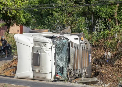 Veículo tombou no acostamento na BR 343