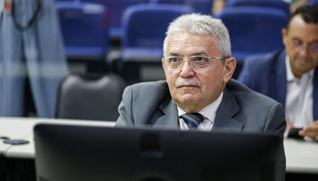Vereador durante sessão solene da Câmara Municipal