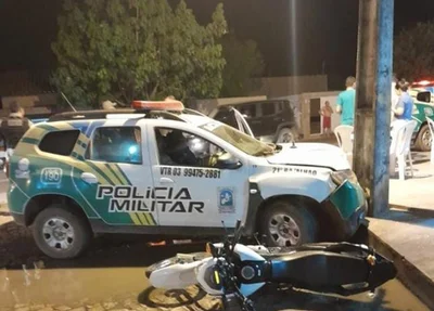 Viatura da Polícia Militar colide em poste