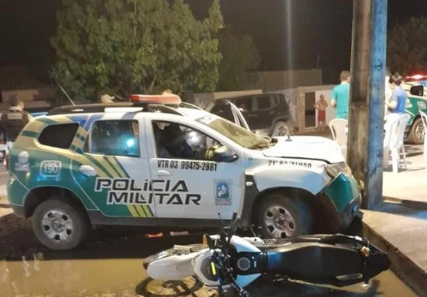 Viatura da Polícia Militar colide em poste
