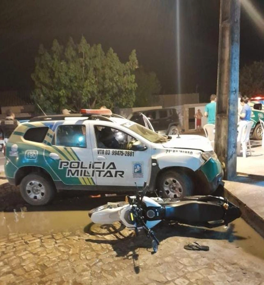 Viatura da Polícia Militar colide em poste
