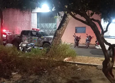 Viatura da Polícia Militar em frente ao CEM