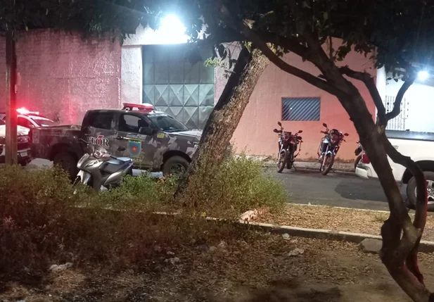 Viatura da Polícia Militar em frente ao CEM