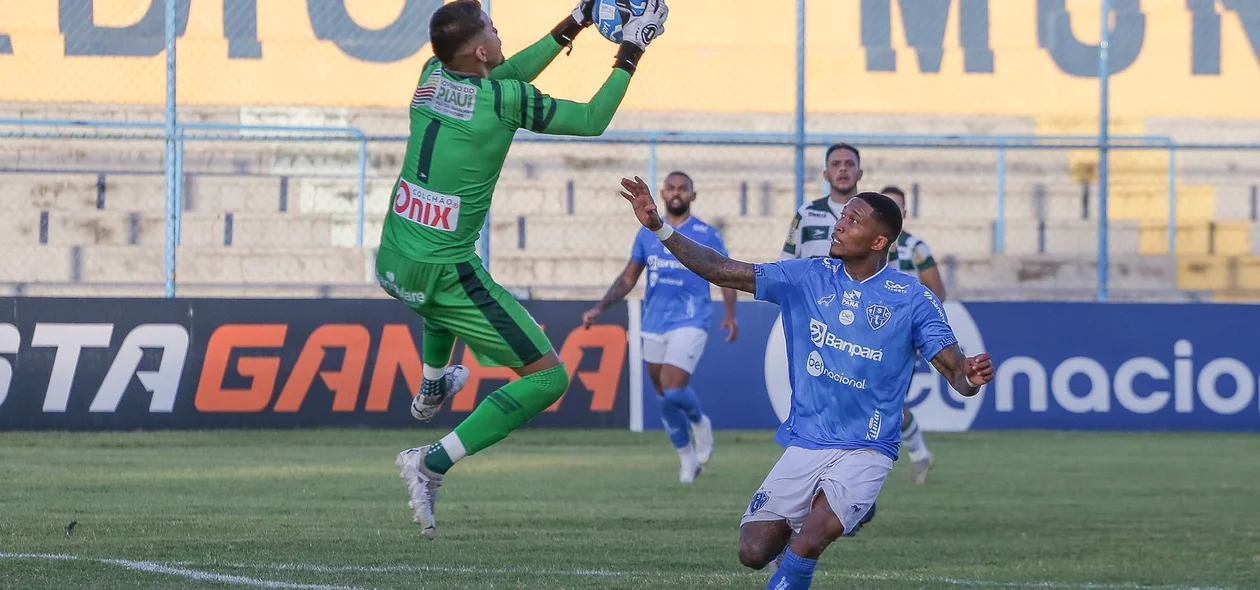 Vinícius saí para fazer a defesa