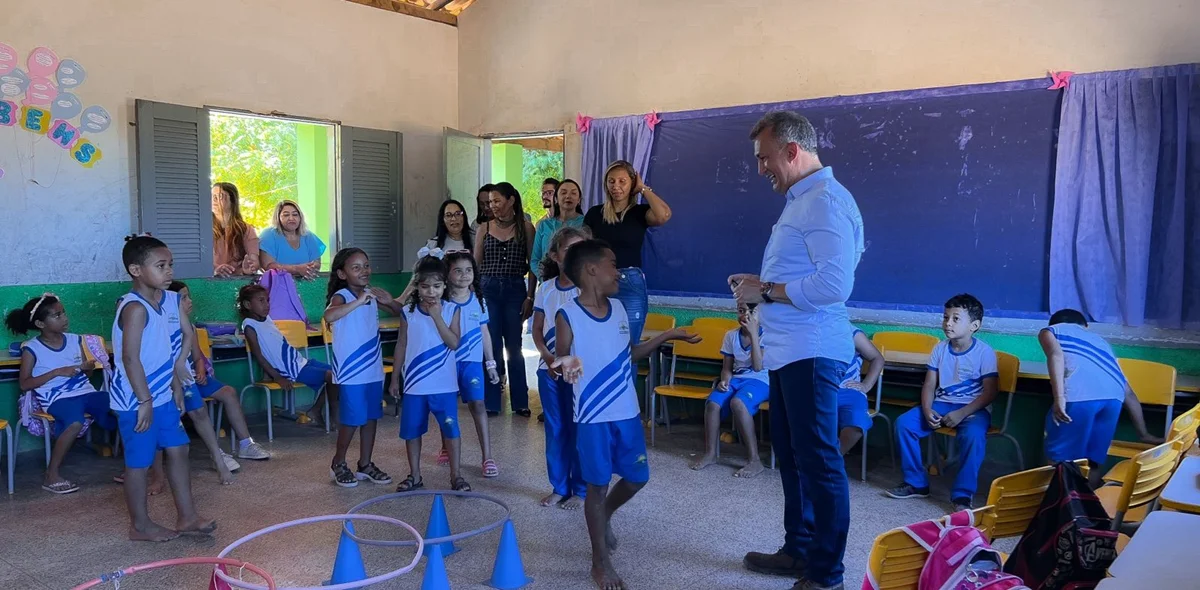 Visitar escolas é uma prática adquirida por ele