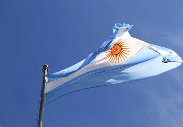 Votação para candidatos à presidência da Argentina acontece neste domingo (13)