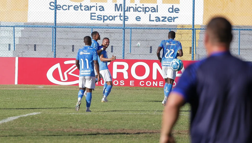 Wanderson comemora gol em cima do Altos