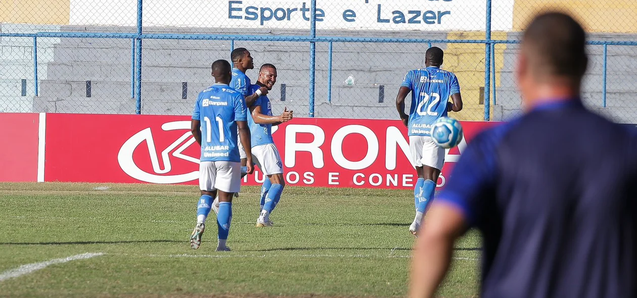 Wanderson comemora gol em cima do Altos