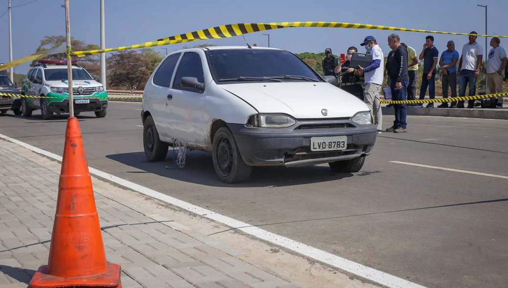 A equipe da PM verificou que o carro tem restrição de roubo