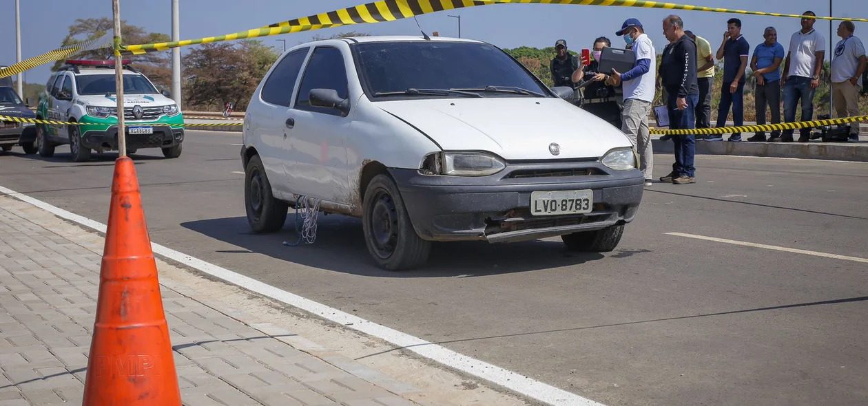 A equipe da PM verificou que o carro tem restrição de roubo