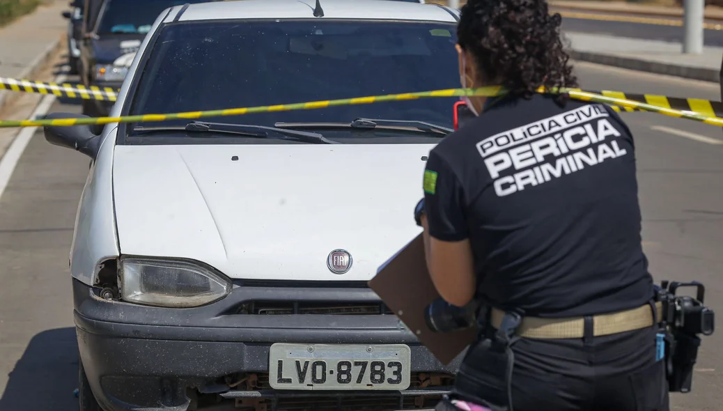 A perícia foi acionada e fez os primeiros levantamentos sobre o crime