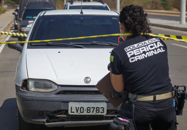 A perícia foi acionada e fez os primeiros levantamentos sobre o crime