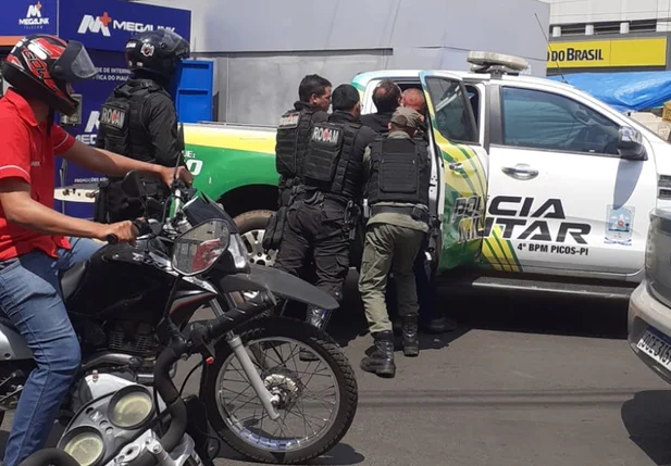 A Polícia Militar foi acionada para conter um homem que teria causado tumulto em uma agência do Banco do Brasil em Picos