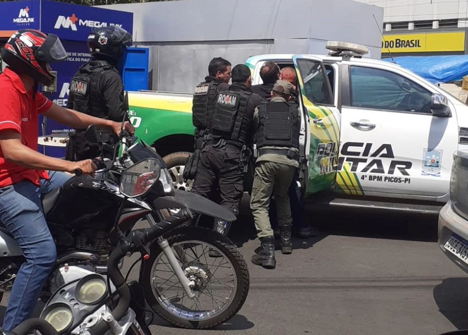 A Polícia Militar foi acionada para conter um homem que teria causado tumulto em uma agência do Banco do Brasil em Picos
