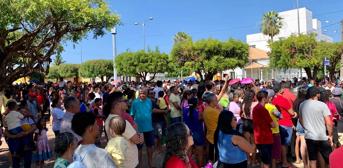 A população compareceu em peso ao desfile