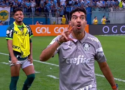 Abel Ferreira faz gesto na saída de campo