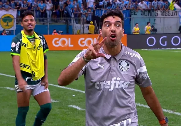 Abel Ferreira faz gesto na saída de campo