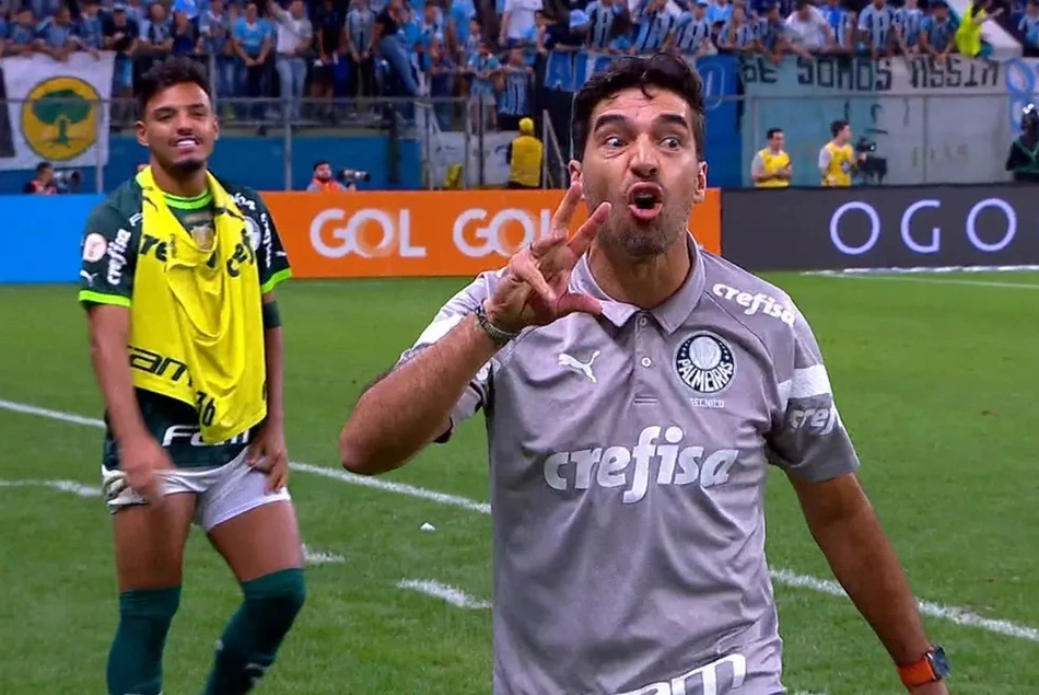 Abel Ferreira faz gesto na saída de campo