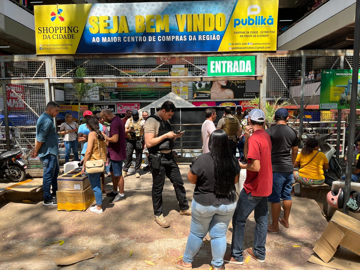 Ação policial na Praça da Bandeira, na entrada do Shopping da Cidade