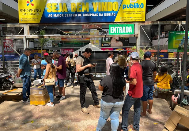 Ação policial na Praça da Bandeira, na entrada do Shopping da Cidade
